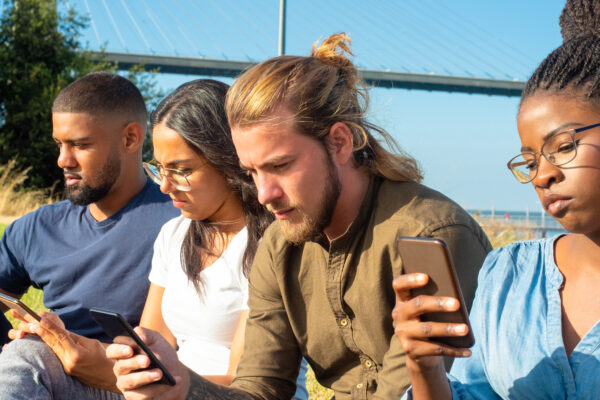 O impacto das telas e redes sociais na saúde mental:  o desafio da trajetória dos millennials